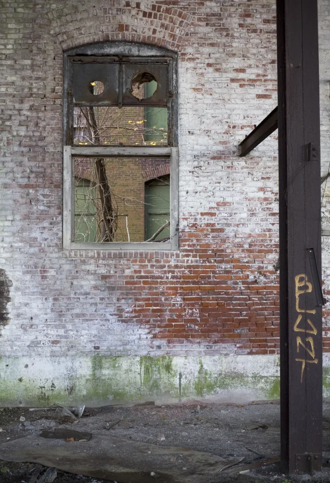 Blunt window